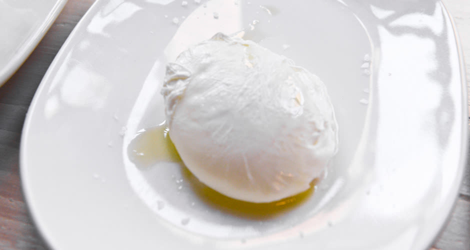 What are the steps to cook a poached egg?